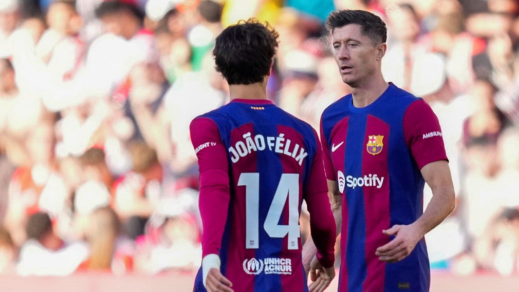 Robert Lewandowski och FC Barcelona ställs mot grupptvåan Porto på tisdag.
