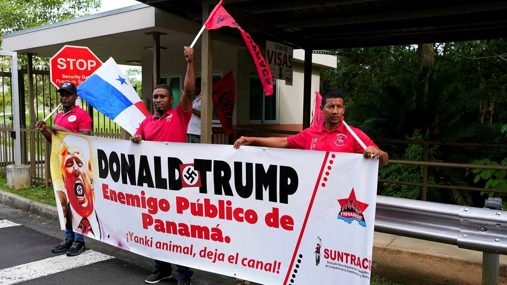 Panamaska ​​demonstranter utanför USA:s ambassad i Panama City.