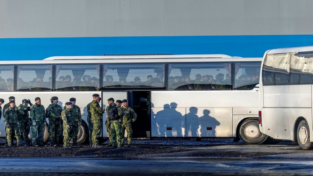 Soldaterna hoppade in i bussar som tog dem till basen nära staden Ādaži.