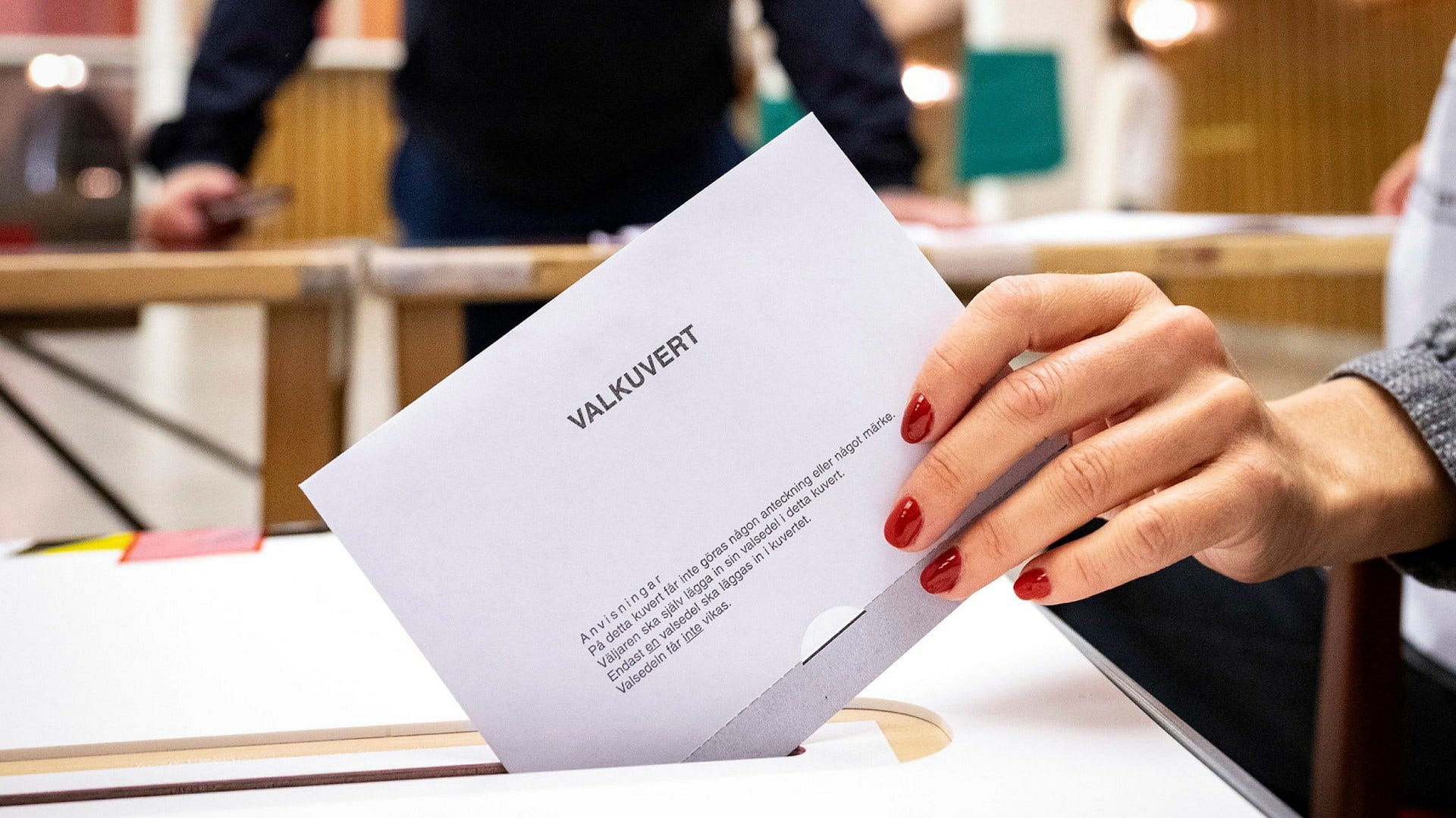 Valkuvert läggs i vallokalen i Rådhuset i Malmö i söndags. I kuvertet borde också en eventuell blankröst räknas i stället för att räknas som ogiltig, anser insändarskribenten.