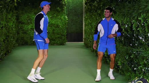 尽管 Jannik Sinner 和 Carlos Alcaraz 是好朋友，但他们即将在网球场上展开激烈的竞争。这是三月份在印第安维尔斯的一场比赛前的照片。