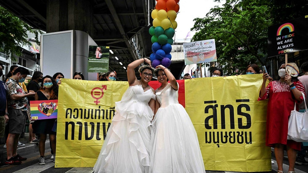 Glädjetårar efter att Thailand godkänt samkönade äktenskap
