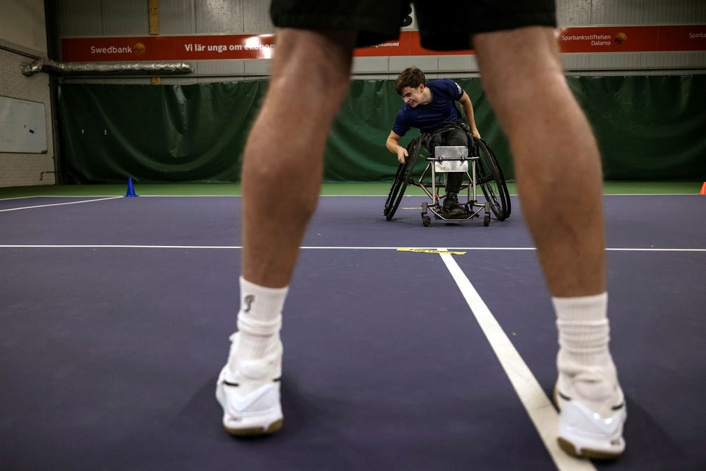 ”Ditt arsle.” Tonen mellan adept och lärare är hjärtlig men hård. Har man vinnaren av ”Årets tränare” som coach får man bekänna färg. Oscar kör tempo mellan konerna i tennishallen.