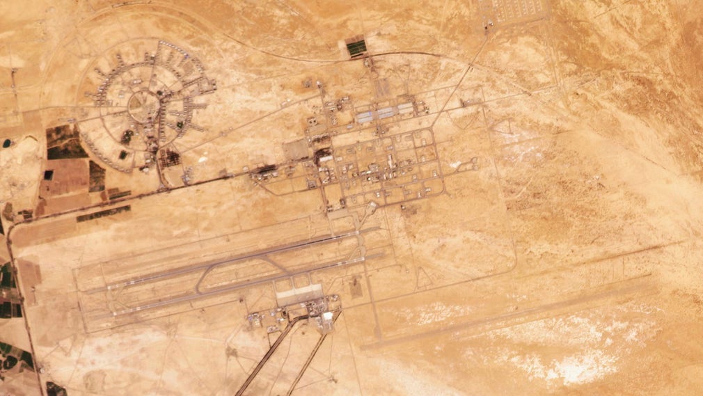 Satellitbild från den 18 april över flygplatsen, tillika flygbasen, i Isfahan som enligt uppgifter ska ha utsatts för en attack av Israel under natten till fredagen.