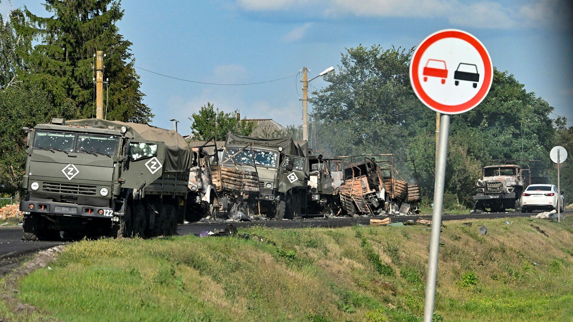 Veicoli militari russi distrutti nel distretto Sudzhansky di Kursk.