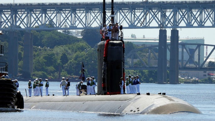 Den amerikanska ubåten USS San Juan som kan bära kärnvapen i London på floden Thames 2021. En liknande syn vill inte insändarskribenten se i Sverige.