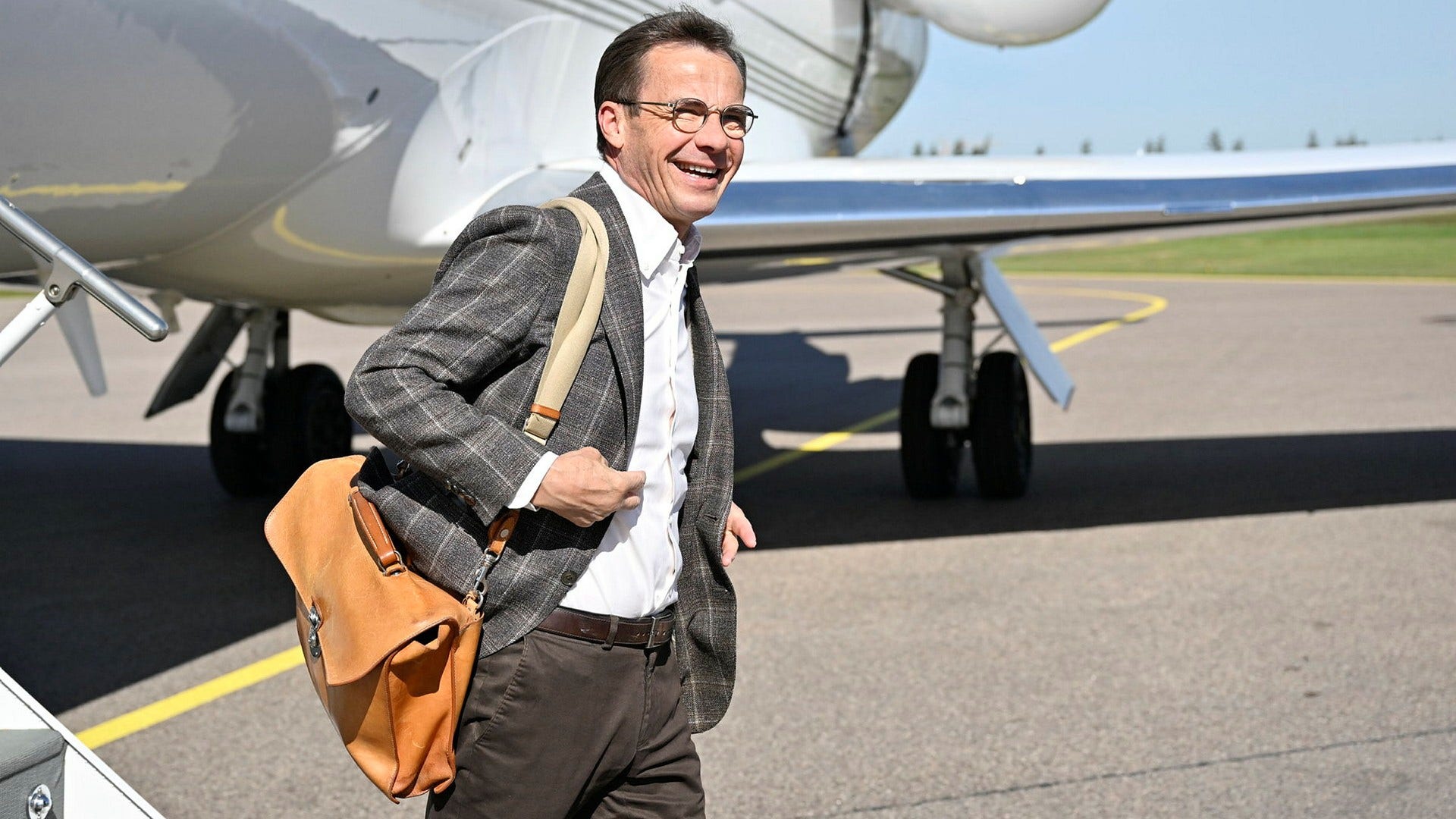 En glad Ulf Kristersson kliver ut från flygplanet under onsdagens statsministerbesök i Växjö. Men hans agerande som partiledare och statsminister imponerar inte på insändarskribenten.