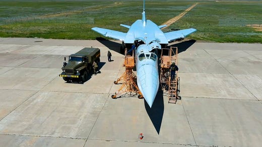 Ett ryskt bombplan Tu-22M3 förbereds för en taktisk kärnvapenövning på en flygbas i Ryssland.