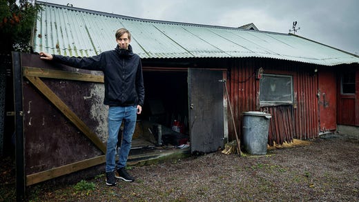 Här innanför de svarta dörrarna i ett uthus i Karlstad fann Magnus Persson en försvunnen skatt – Axel Einar Hjorths stol ”Borgen” som Nordiska Kompaniet ställde ut på Stockholmsutställningen 1930.