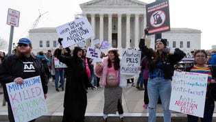 Hundratals demonstrerade i Washinton när högsta domstolen på tisdagen inledde förhandlingar om att begränsa tillgången på abortpillret mifepriston.