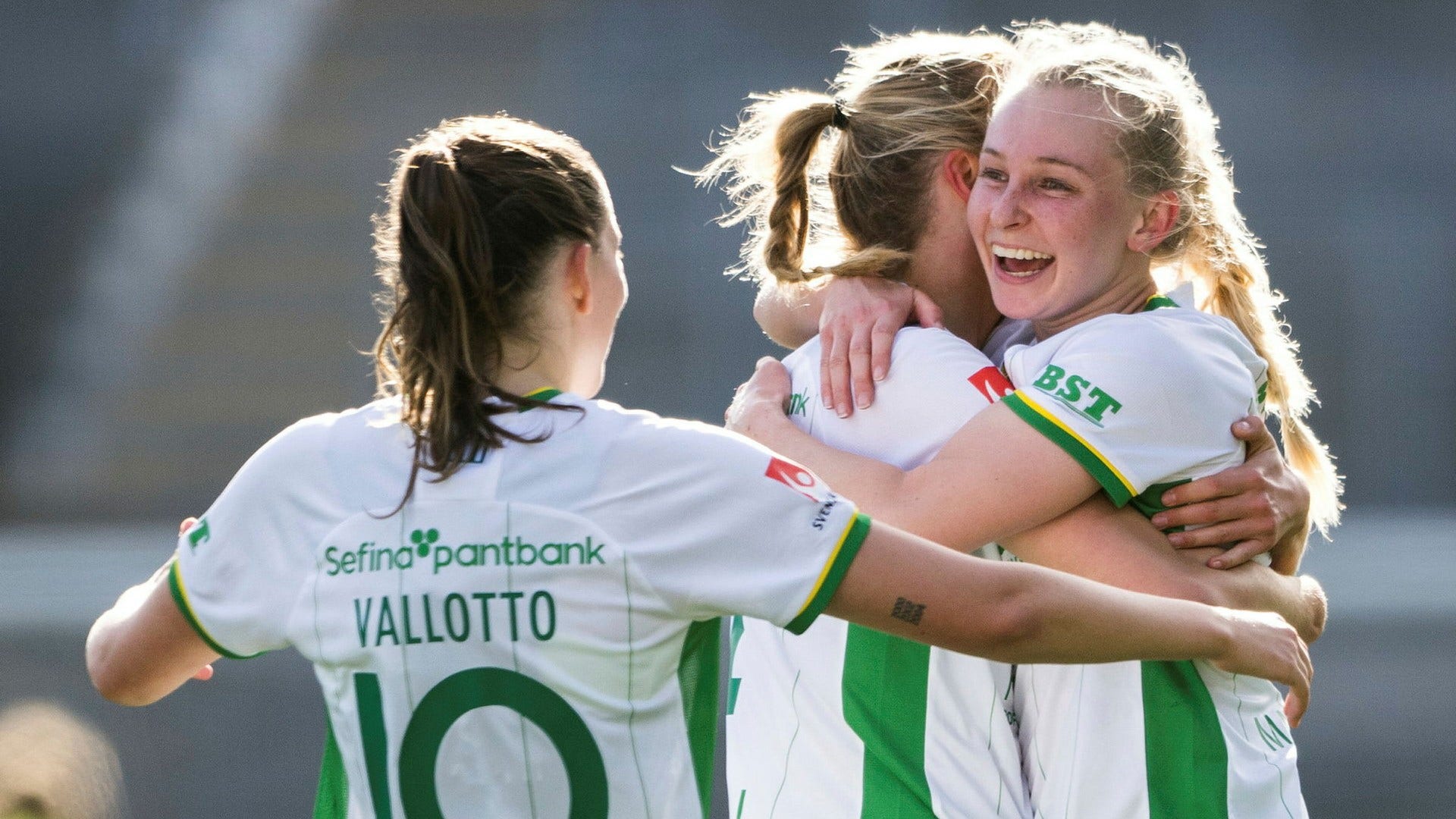 De norska spelarna – här Smilla Vallotto och Emilie Joramo – har gjort succé i Hammarby. Nu väntar derby mot Djurgården, där norska Therese Sessy Åsland har imponerat.