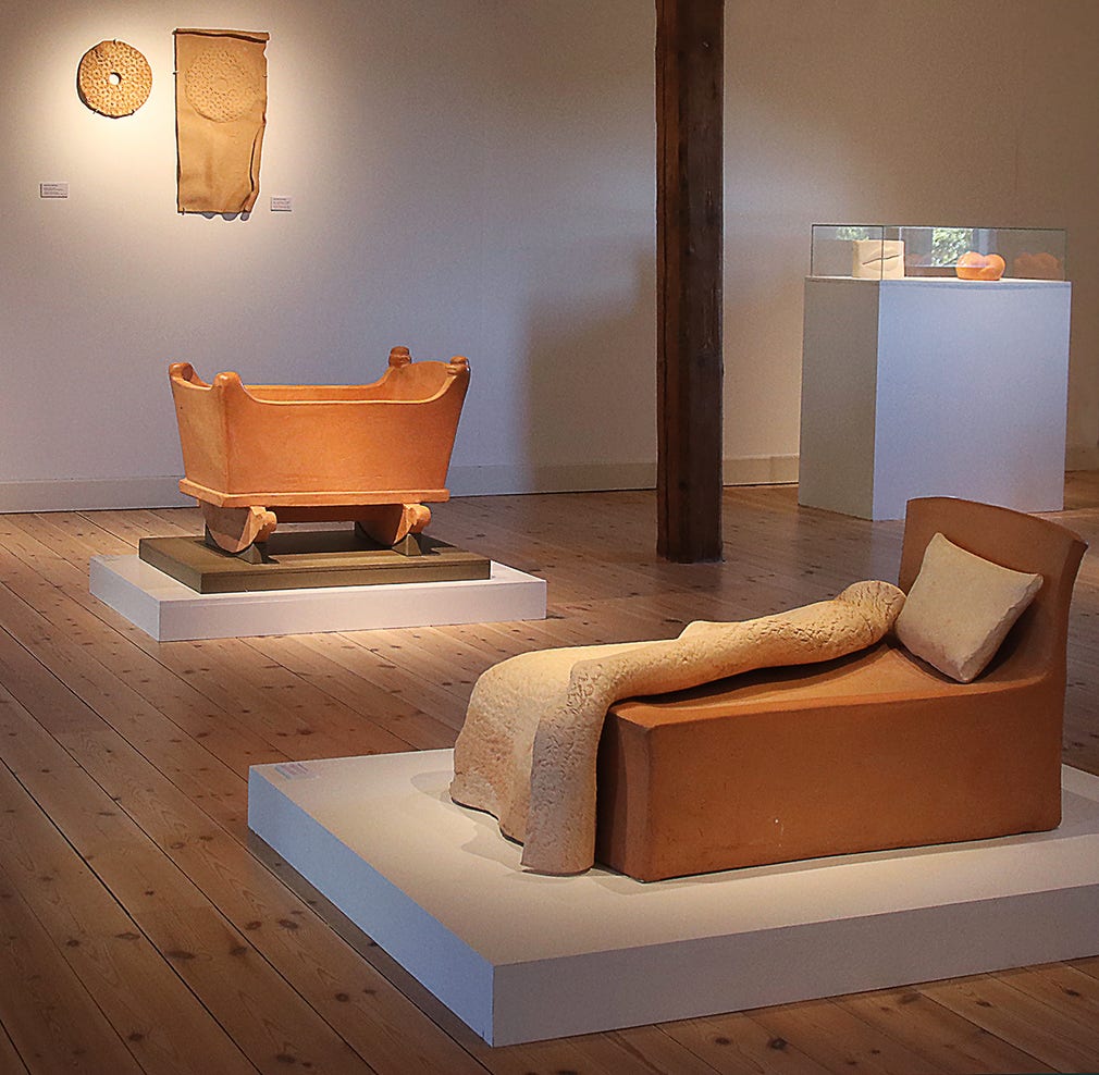 Vy från Hertha Hillfon-utställningen på Rian designmuseum, i förgrunden ”Sängen” i lergods.