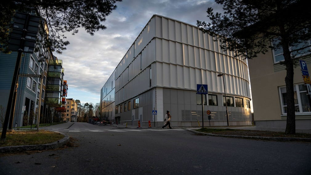 Den nya padelhallen i Sollentuna är 20 meter hög.