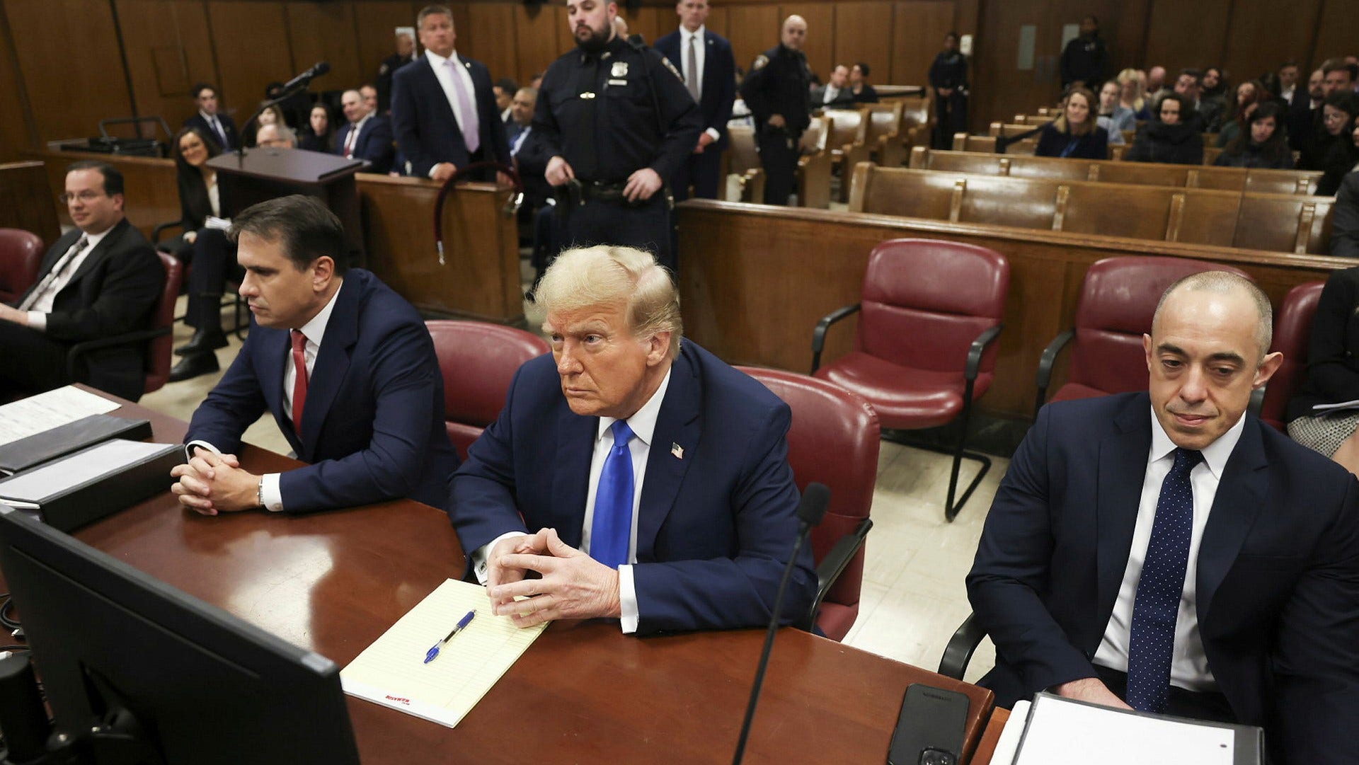 På måndagen är expresidenten Donald Trump åter på plats i domstolen i New York där rättegången mot honom nu går in på andra veckan.