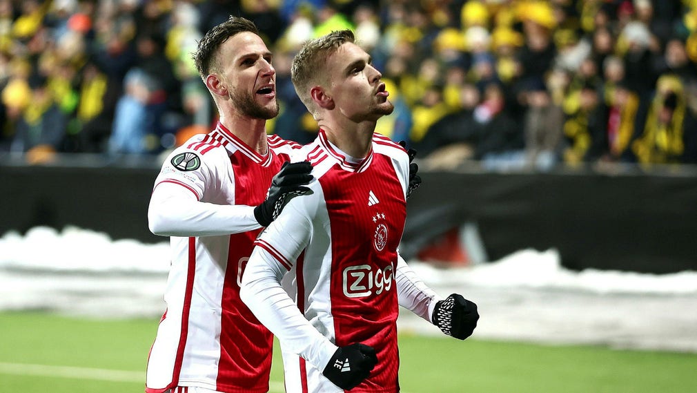 Ajaxspelarna Branco van den Boomen och Kenneth Taylor firar 1–2-målet.
