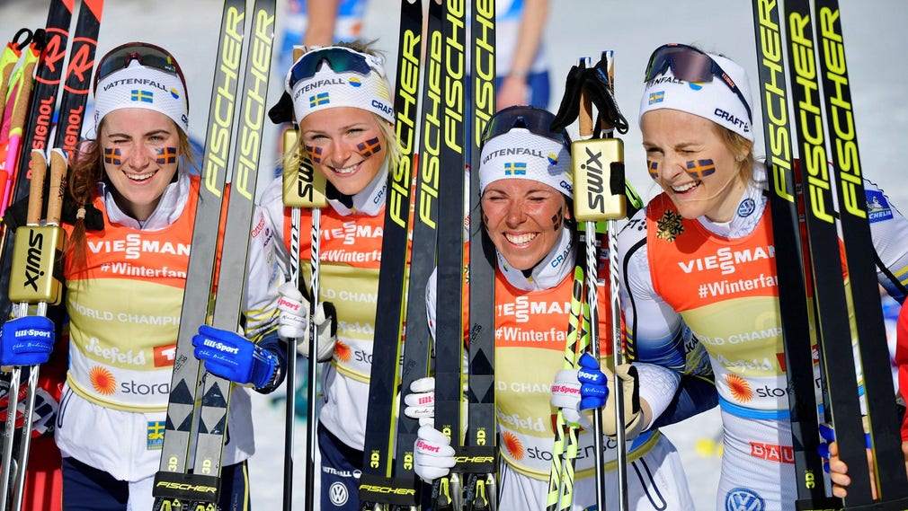 Charlotte Kalla ihop med Ebba Andersson, Frida Karlsson och Stina Nilsson efter stafettsegern i VM 2019.