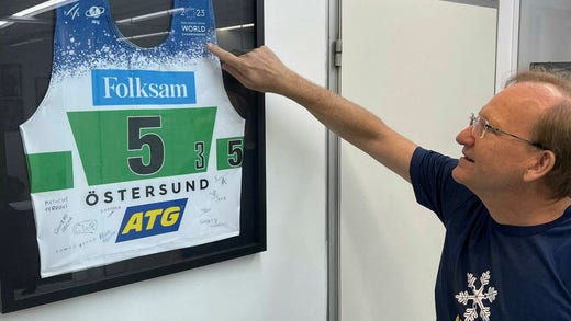 Anders Pettersson mostra il numero che indossava la campionessa paralimpica brasiliana Aline dos Santos quando vinse la Coppa del mondo di sci di fondo a Östersund l'anno scorso.
