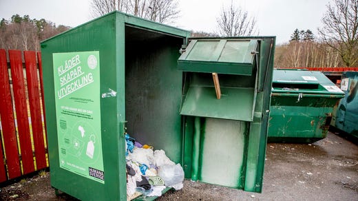 I Lerum står en av Humanas vandaliserade containrar kvar på en återvinningsstation.