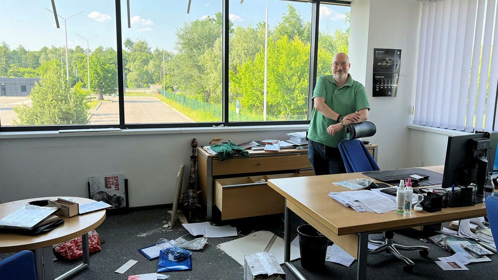 Så här såg det ut på kontoret och anläggningen i Bucha efter de ryska härjningarna. Här står Håkan Jyde bakom sitt skrivbord.