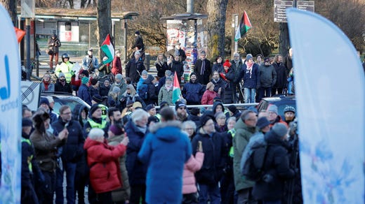 Ett par hundra personer deltog i Liberalernas demonstration. Ett femtiotal andra stod utanför parken och skrek sitt missnöje.