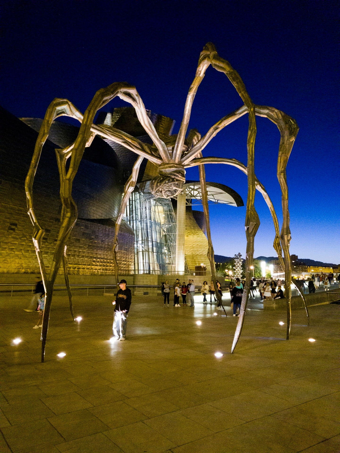Louise Bourgeois spindel Maman utanför Guggenheim Bilbao.