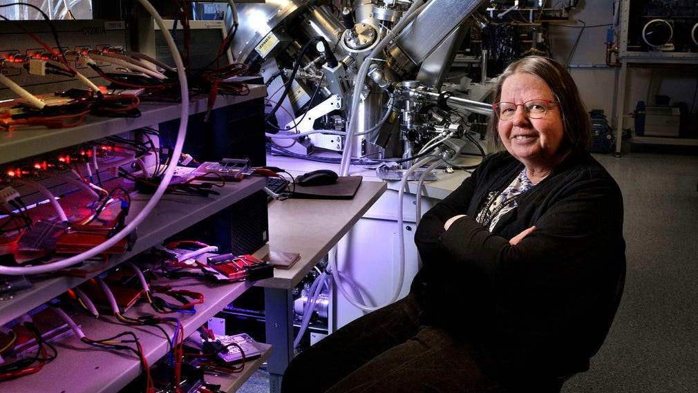 Bakom Kristina Edström en XPS, ett röntgenfotoelektronspektroskop som gör att forskarna kan närstudera batterikemin. Tekniken gav Kai Siegbahn Nobelpriset i fysik 1981