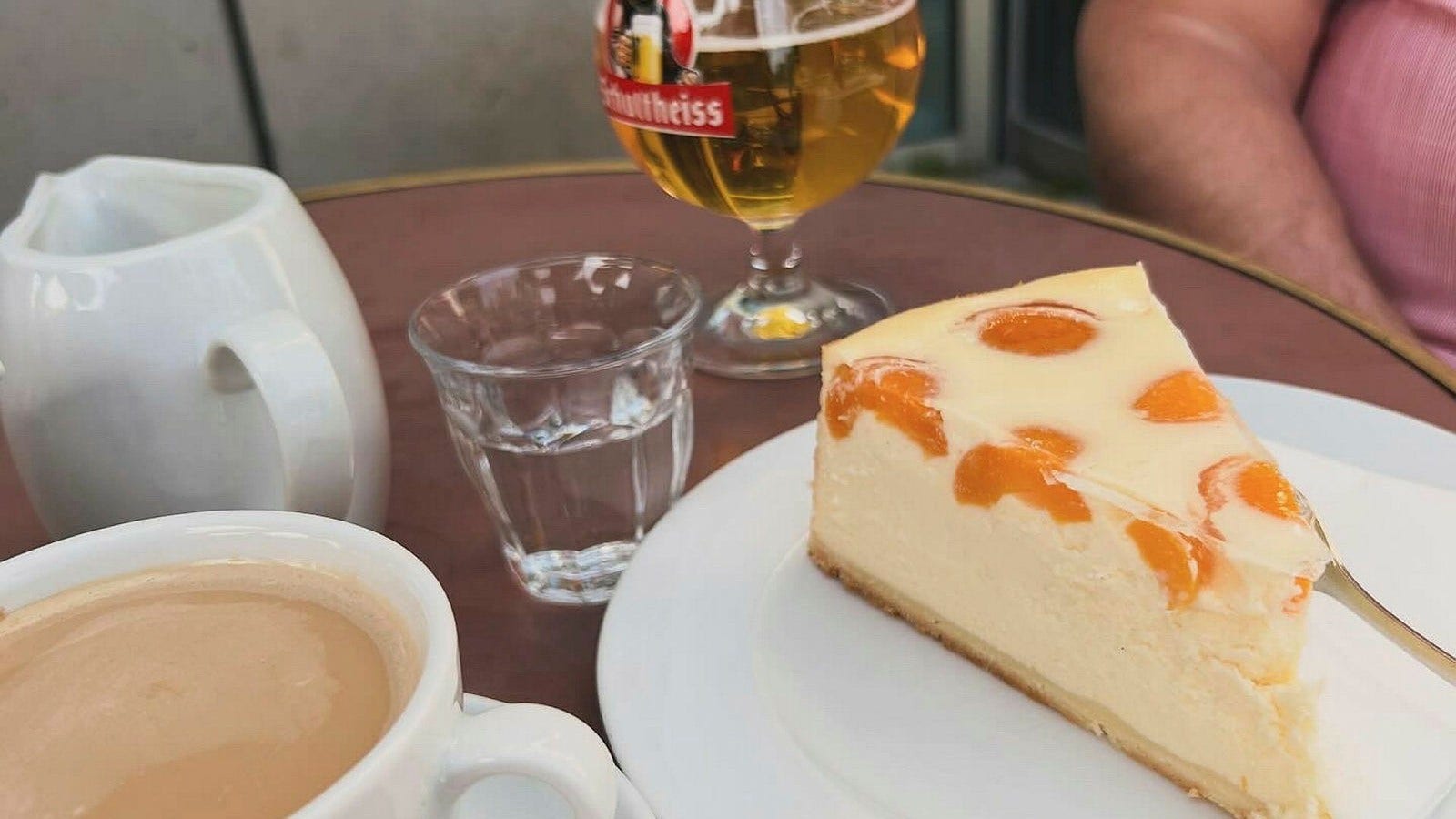Käsekuchen med aprikoser, kaffe i kanna och öl på Unter den Linden.
