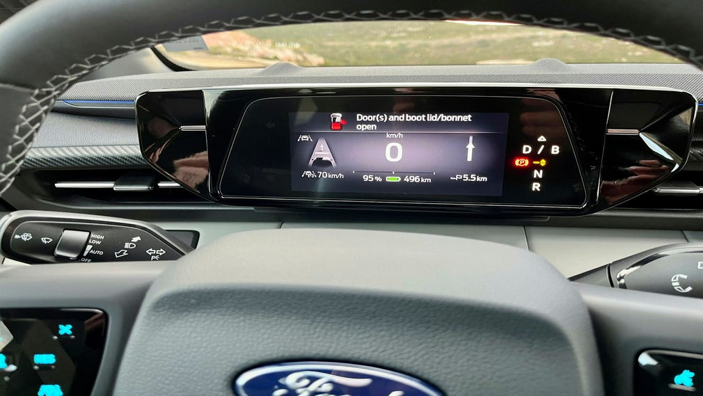 Den lilla skärmen framför ratten ger den nödvändigaste informationen. Head-up-display på rutan kostar extra.