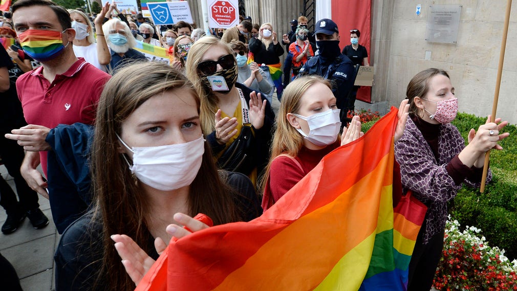 I oktober förra året protesterade många i Warszawa när en ny utbildningsminister tillsattes som sagt ”att hbtq-personer inte är jämlika med normala människor”.