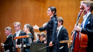 Ukrainska dirigenten Oksana Lyniv under konserten i Göteborgs konserthus.