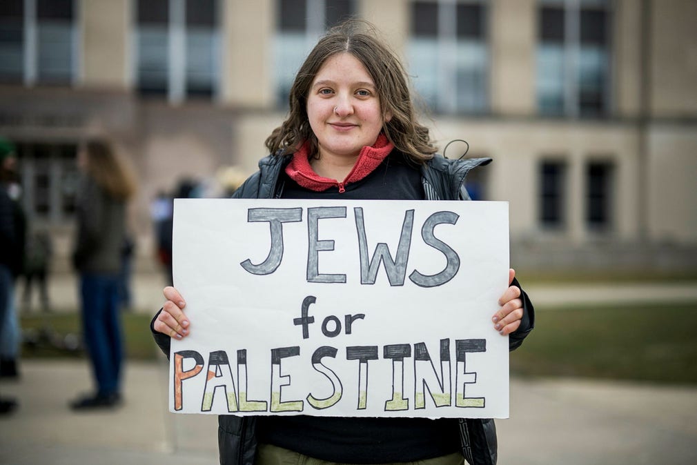 Molly Friedman demonstrerar mot Gazakriget.