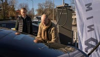 Linus Fransson, grundare och strategichef hos Nima Energy och trafikborgarrådet Lars Strömgren (MP) testar att ladda en elbil ”ultrasnabbt”.