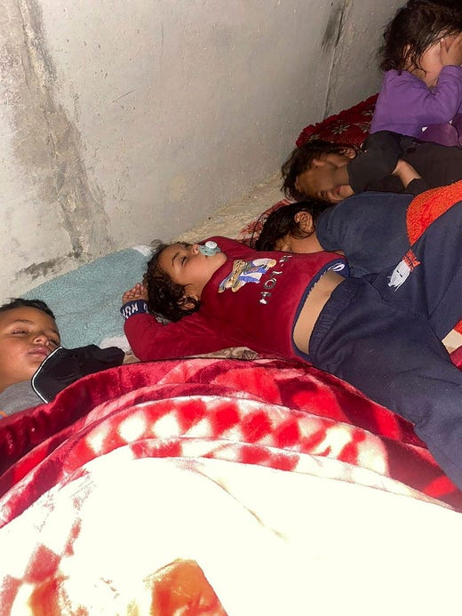 I fratelli di Amina Al-Hassouni non si sentono più al sicuro a casa.  Qui dormono in un tunnel fognario sotto l'autostrada.
