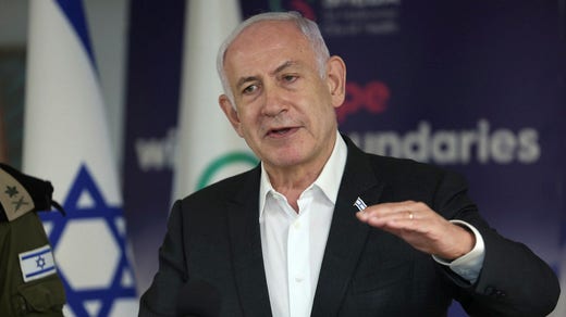 Il primo ministro Benjamin Netanyahu in una conferenza stampa dopo il rilascio di quattro israeliani tenuti in ostaggio da Hamas durante un'operazione israeliana nella Striscia di Gaza.