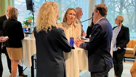 Här samtalar Matilda Afzelius vid projektutvecklingsföretaget Res och Per Vitalisson, vd för Eolus Vind AB, med energi- och näringsminister Ebba Busch under hennes besök på Västsvenska handelskammaren i Göteborg.