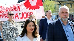 I 1 maj-tåget i Göteborg för en vecka sedan gick Daniel Bernmar i ledet närmast bakom partiledaren Nooshi Dadgostar och förre partiledaren och förstanamnet på EU-valsedeln Jonas Sjöstedt.