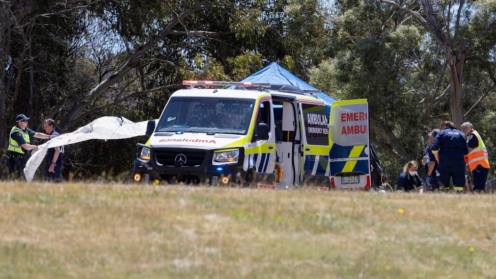 Flera barn omkom när kraftiga vindar blåste iväg en hoppborg i australiska Tasmanien.