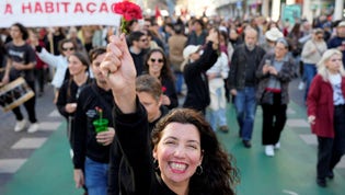 Nejlikan återkommer som symbol under protester i Portugal 2024.