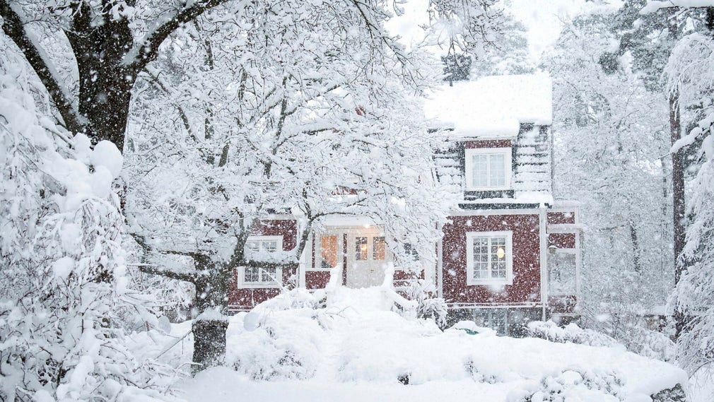 Villa på Lidingö i kraftigt snöfall.
