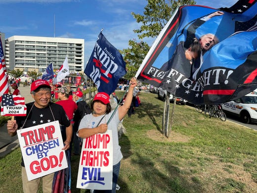 La coppia sposata Jacob e Reiko Suzuki ha viaggiato dal Massachusetts per mostrare il loro sostegno a Trump.