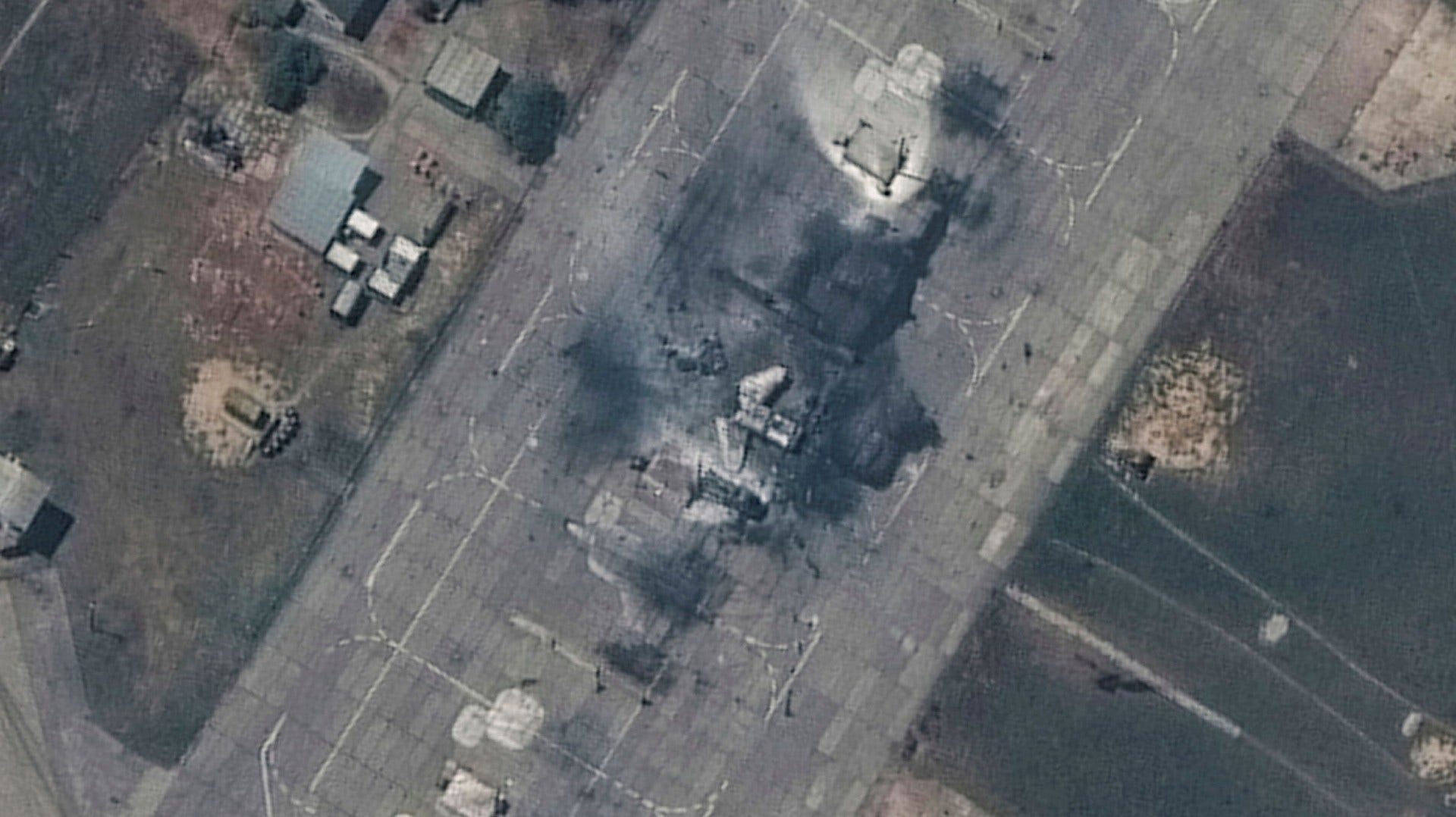 Bilden uppges visa två förstörda Mig-31-plan som stod parkerade på flygbasen Belbek på Krim.