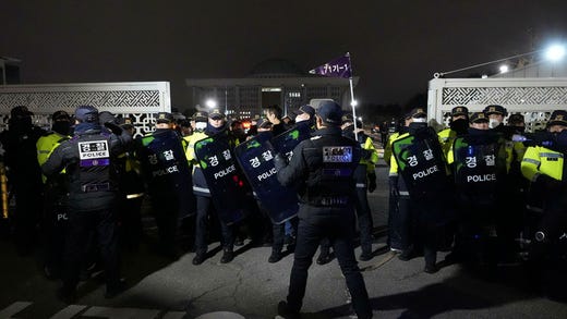 Polis utanför riksdagshuset.