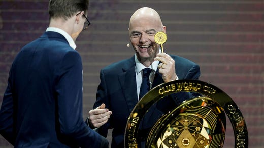 Gianni Infantino öppnade trofén med en nyckel. På Fifas hemsida går det även att köpa digitala samlarobjekt, så kallade NFTs, av trofén – med chans att köpa biljetter till sommarens turnering i potten.