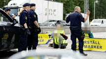 Polis på plats vid klimataktionen i Solna i augusti 2022.
