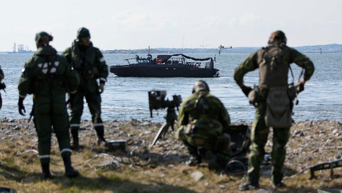 Uppvisning på Älvsborgs amfibieregemente i samband med förra veckans statsbesök från Finland. I bakgrunden syns Stridsbåt 90.
