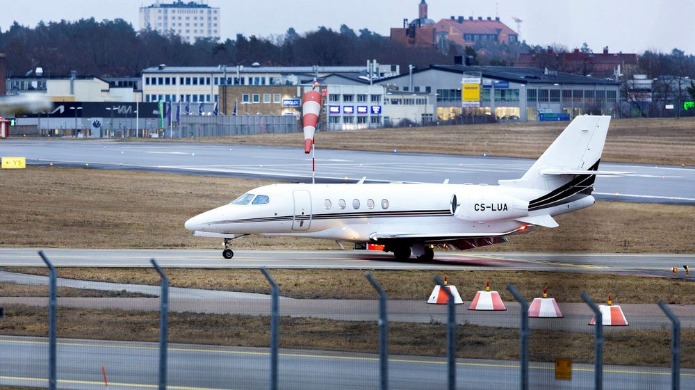 Nästan bara privatflyg kvar på Bromma flygplats: ”Åker själv med mops”