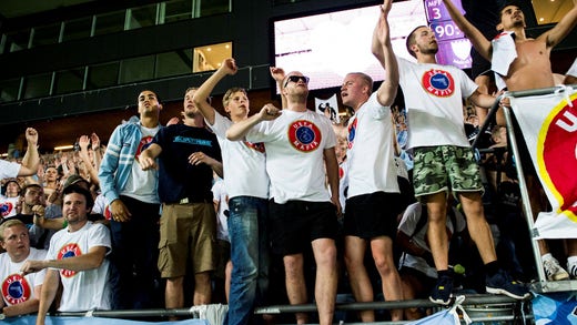 Non solo gli stand negli anni hanno funzionato con segnaletica e striscioni.  Ecco i fan del Malmö FF con magliette decorate con messaggi simili, alla fine dell'estate del 2015.