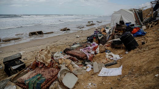 Luftvägsinfektioner har blivit vanligare i Gaza eftersom invånarna tvingas bränna plast för att laga mat.