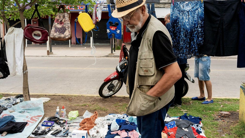 En kund på loppmarknaden Solano i utkanten av Buenos Aires.