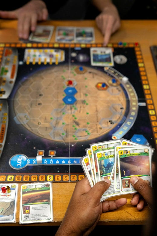 I Terraforming Mars styr varje spelare sitt eget företag med målet att leda mänskligheten in i en ny era på planeten Mars.